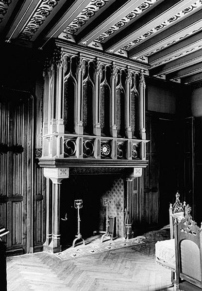 Vue générale de la cheminée du XVè siècle rhabillée au XIXè siècle, de la pièce n°2 (la chambre ?) du rez-de-chaussée, du nord.