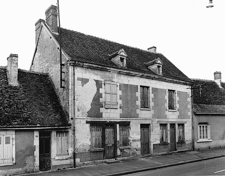 Vue générale antérieure d'un logis XIXe symétrique.