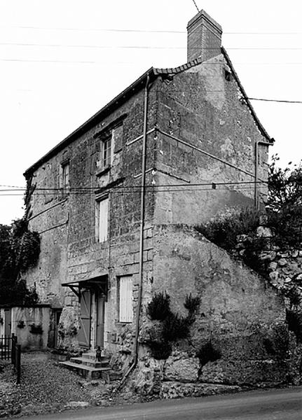 Vue générale de l'élévation principale et de l'élévation latérale, du sud-est.