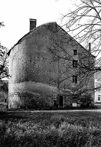 Vue générale tour médiévale.