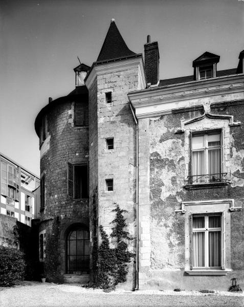 Tour de la partie sud de l'enceinte, au 59 de la rue Néricault-Destouches, intégrée dans un hôtel particulier.