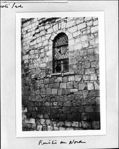 Vue de détail de la baie et de la reprise de maçonnerie du mur nord du bras nord du transept ; état en 1953.