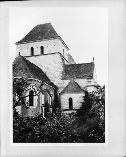 Vue du clocher, du bras nord du transept et d'une partie du chevet, au nord-est ; état en 1953.