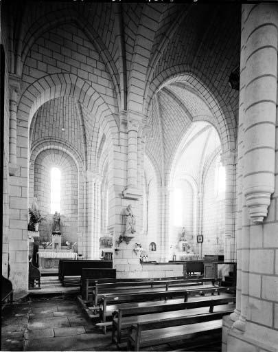 Le choeur et le transept vus du bas-côté.