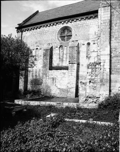 Façade méridionale : vestiges de la vieille église.