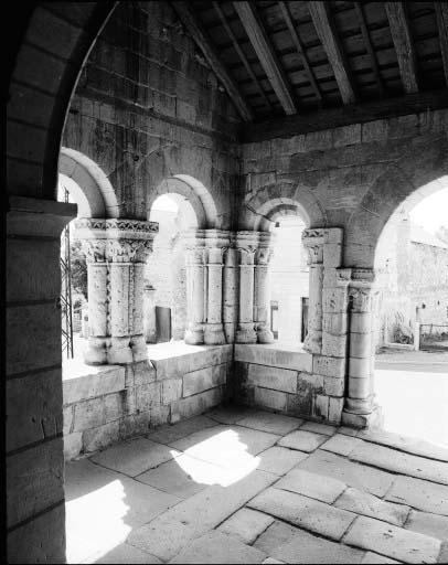 Le porche : angle intérieur sud-ouest.