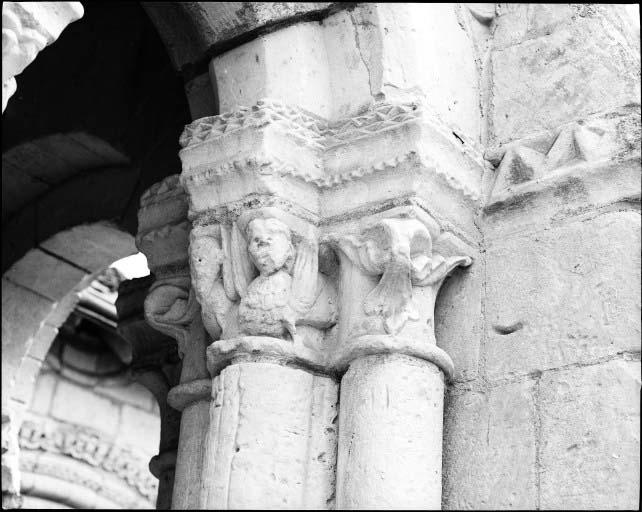 Le porche, angle sud-ouest : chapiteaux zoomorphes et feuillagé.