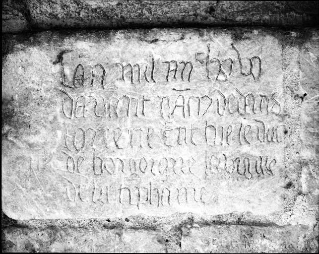 Le porche, mur occidental : inscription. 'Lan mil IIIIc LXVI davant nancy dedans lorrene fut tue le duc de bourgoigne la vigile de la typhaine'.