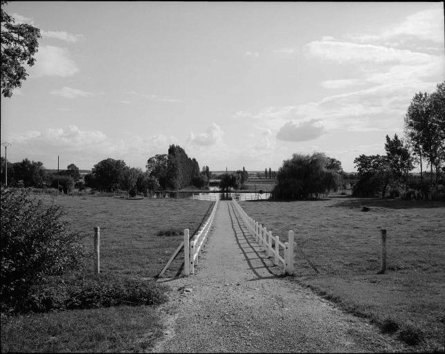 Emplacement du château et ancien bassin.