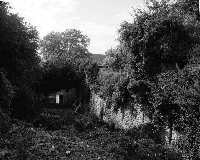 Les fossés nord entre les communs et le château.