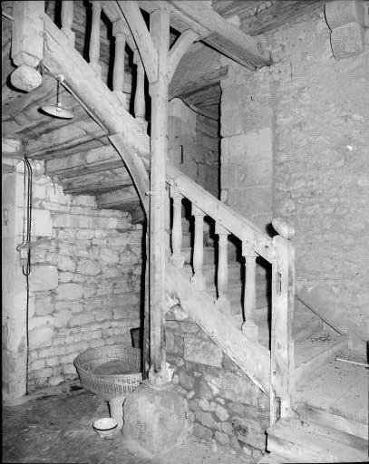 Les communs : escalier tournant en bois.