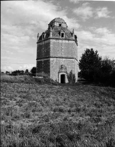 Vue d'ensemble éloignée, façade principale.