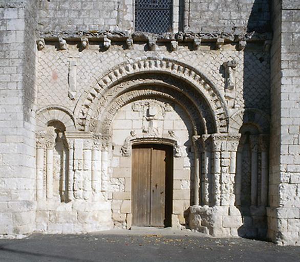 Portail d'entrée à une porte et deux arcades aveugles.