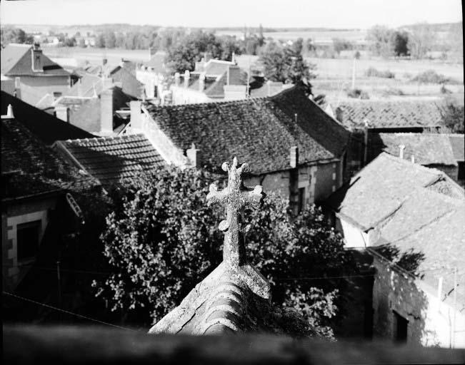 Bras nord du transept : croix du pignon prise du clocher