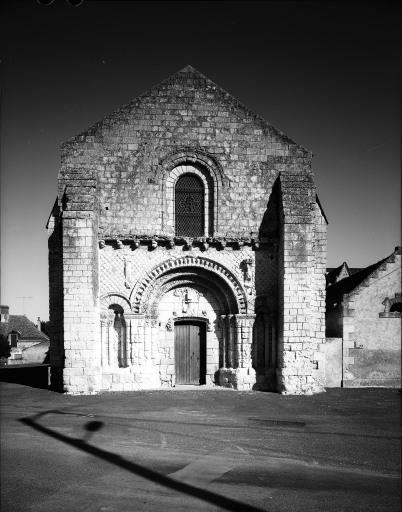 Vue d'ensemble de la façade ouest avant restauration.