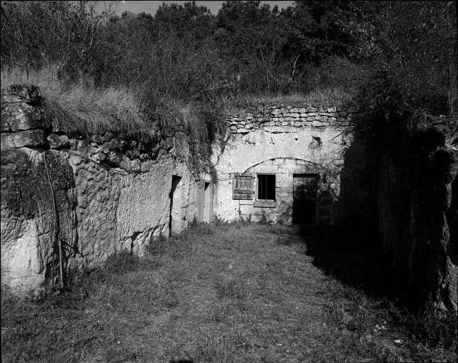 Abri troglodytique dit cave demeurante : façade antérieure.