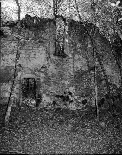 Vestiges d'une porte et d'une baie.