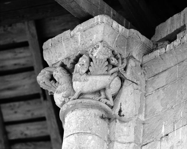 Absidiole nord : chapiteau orné de lions.