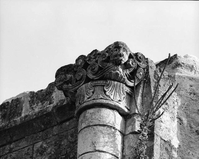 Absidiole sud : chapiteau à protomes zoomorphes et collerette berrichonne.