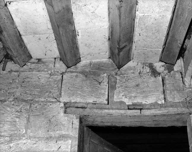 Plafond du rez-de-chaussée avec solives posées sur l'arête et entrevous en pierre de taille.