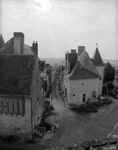 Vue de la rue du Puits Auger prise depuis la Grand Maison, avec à gauche la maison dite de la Forge et à droite la maison dite de Charlres VII.