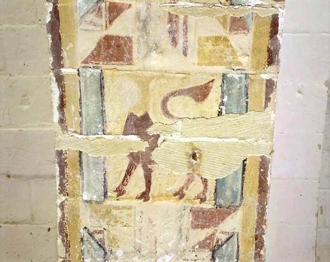 Fragment peint à l'intrados de l'arc de l'abside : signe du zodiaque (capricorne?).