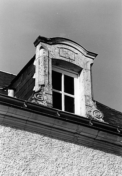 Détail d'une lucarne portant la date 1883.