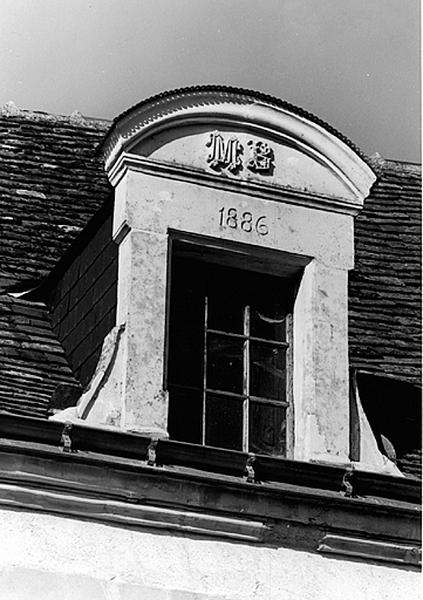 Détail d'une lucarne portant la date 1886.