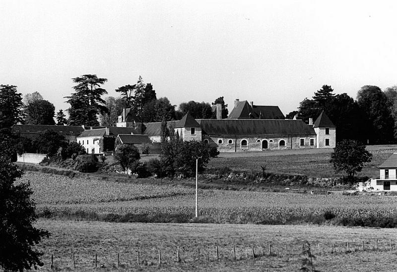 Vue générale des anciens communs du château (aujourd'hui ferme autonome transformée en résidence secondaire), du sud-est.