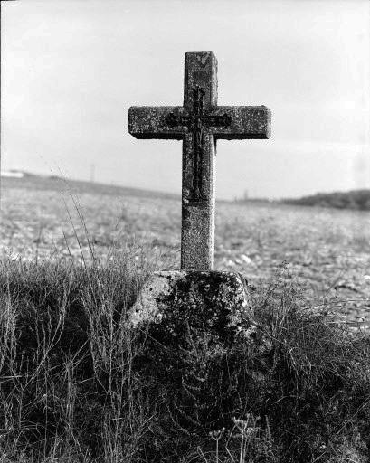 Croix de chemin refaite en 1971 par M. René Brunet.