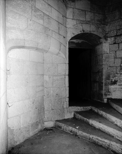 Corps de logis principal, escalier est : repos de la porte de la chambre correspondant aux latrines. Porte bouchée lors d'un remaniement ?