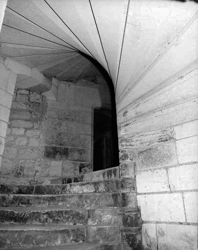 Corps de logis principal, escalier en vis : 1ère volée.