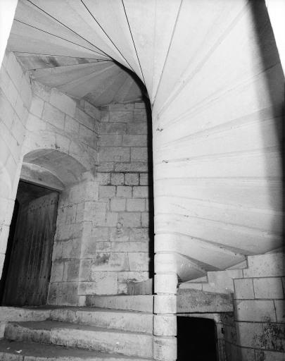 Corps de logis principal, escalier E : porte d'entrée de la grande salle.