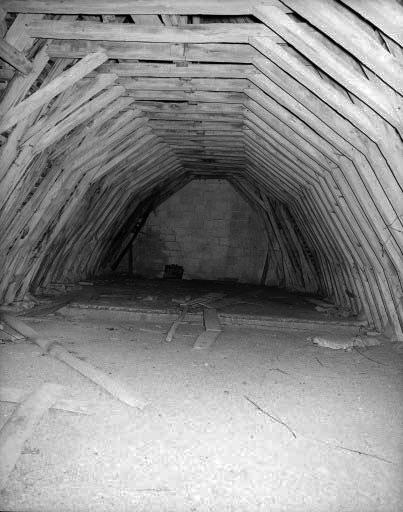 Corps de logis principal, combles : charpente à chevrons-portant-fermes.