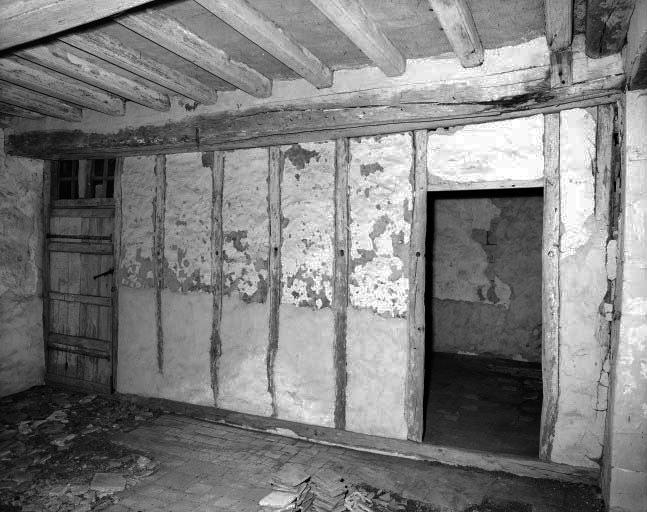 Les communs, 2ème salle du 1er étage : cloison en pan de bois séparant la garde-robe de la chambre.