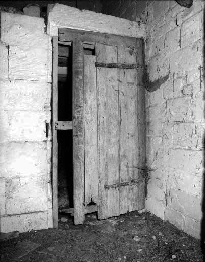 Les communs : porte du couloir du 1er étage donnant sur le palier de l'escalier droit.