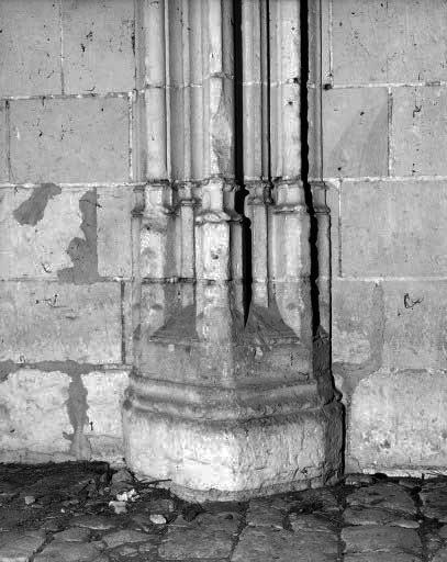 La chapelle, mur sud, détail : base prismatique du pilier engagé central.