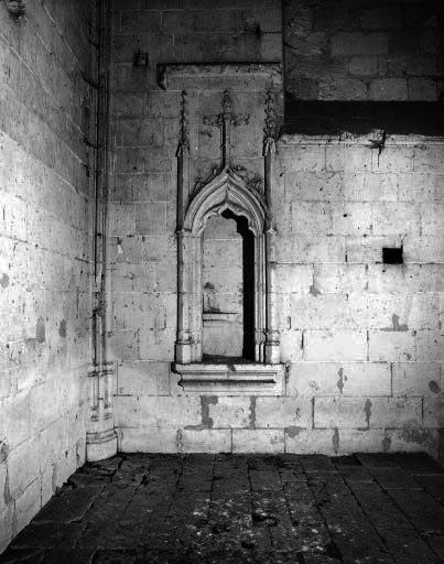 La chapelle, mur sud : lavabo en niche.