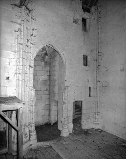 La chapelle, mur nord : 'oratoire' et escalier en vis dans oeuvre.