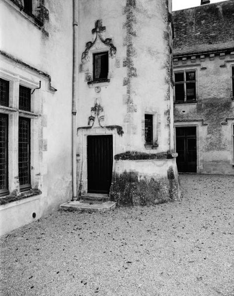 Détail tour d'escalier (porte et fenêtre).