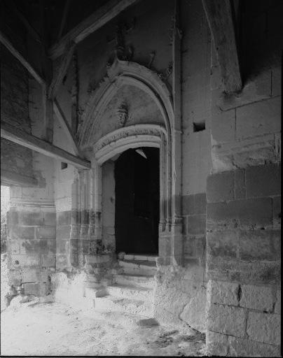 La chapelle, mur sud : porte d'entrée.