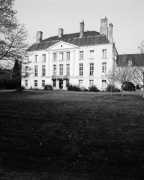 Façade nord-Est du bâtiment central.