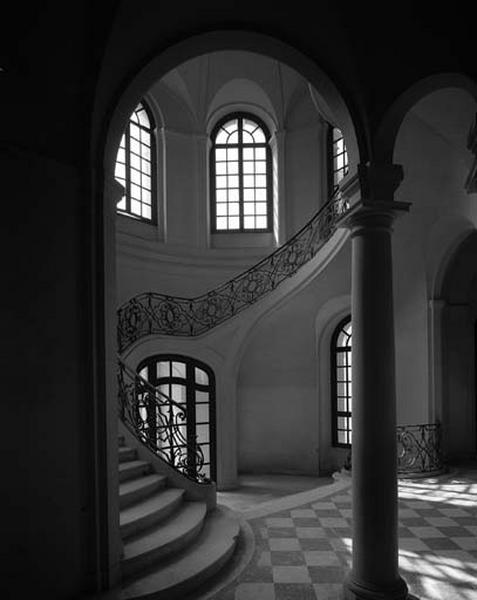 Hall d'entrée et escalier.