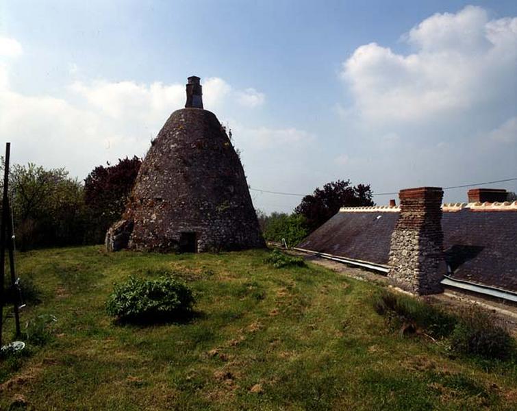 Vue du moulin à vent depuis le sud-ouest, vestiges du massereau.