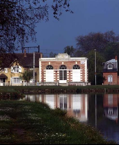 Vue d'ensemble du Comité central Agricole de la Sologne, façade principale.