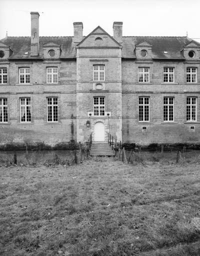 Partie centrale de la façade postérieure (nord).