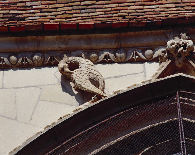 Ensemble des éléments architecturaux de la chapelle de Bengy (8 hauts-reliefs, 5 clefs de voûte, 4 pendentifs, niche-crédence (crédence en niche) )