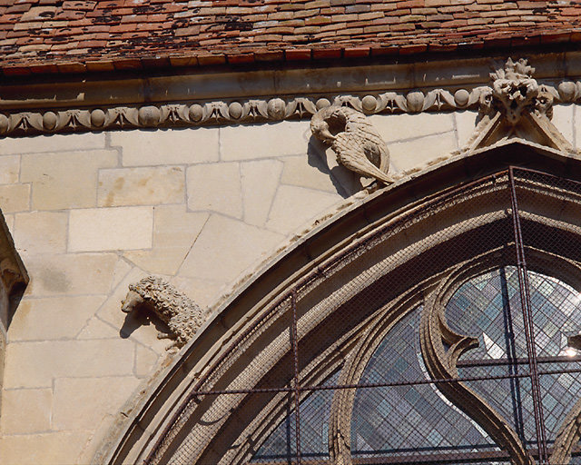 Façade sud, 2ème chapelle-Fenêtre, archivolte : agneau et pélican