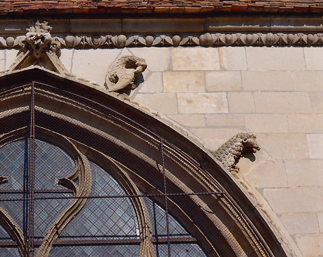 Façade sud, 2ème chapelle-Fenêtre, archivolte : agneau et pélican