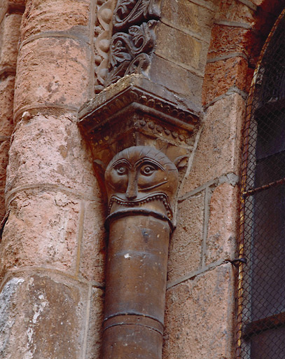 Façade sud, 2ème chapelle-Fenêtre, archivolte : agneau et pélican